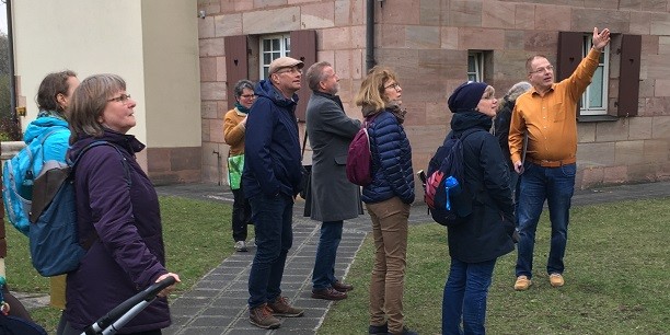 Beim Besuch der Gartenstadt im Eisenbahnerviertel Nürnbergs erfahren die Ausschussmitglieder Interessantes zum genossenschaftlichen Wohnungsbau im 20. Jahrhundert. Foto: © Holger Lemme/EAT.