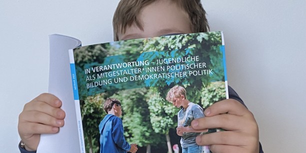 Eine anregende Lektüre bietet das druckfrische Jahrbuch der Ev. Trägergruppe für gesellschaftspolitische Jugendbildung. Foto: © Schreiter/EAT