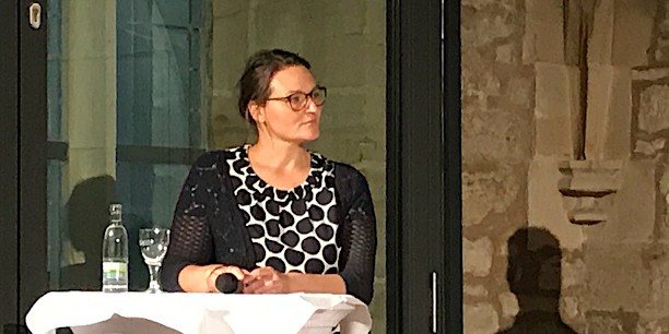 Doreen Blau vom Regionalverbund Thüringer Wald betont die Notwendigkeit von Kommunikation und Bildung, damit die Schönheit des Waldes wahr- und sein Schutz ernstgenommen wird. Foto: (c) Claudia Wohlbür/EAT.