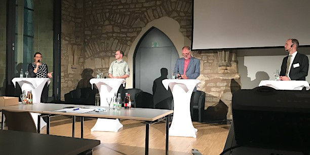 Der Wald hat viele Funktionen zu erfüllen: Die Podiumsgäste halten einen guten Kompromiss aus Naturschutz, Tourismus, Forst und Energiewirtschaft für möglich. Foto: (c) Claudia Wohlbür/EAT. 