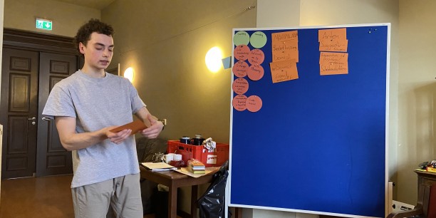 Finn Dauke erklärte in einem Input, was die häufigsten Formen von Manipulation im sozialen Miteinander sind. Foto: © Schreiter/EAT