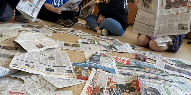 Die Themensammlung startete mit Zeitungstheater, bei dem kleine Szenen aus Zeitungsartikeln erarbeitet werden. Foto: © Schreiter/EAT