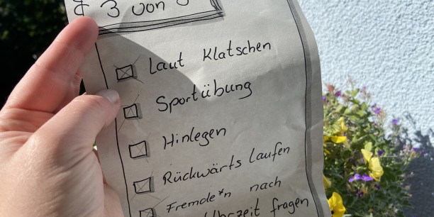 Mit einer kleinen Challenge haben die Teilnehmenden geübt, sich im öffentlichen Raum auffällig zu verhalten. Gar nicht so einfach, aber auch gar nicht so schlimm. Foto: © Schreiter/EAT
