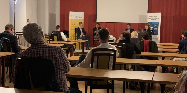 Auf dem Podium (v.l.n.r.) der Politikwissenschaftler Prof. Dr. André Brodocz, die Medizinerin PD Dr. Dr. Petra Dickmann, der Direktor der Landeszentrale für politische Bildung Franz-Josef Schlichting und die Erziehungswissenschaftlerin Prof. Dr. Barbara L