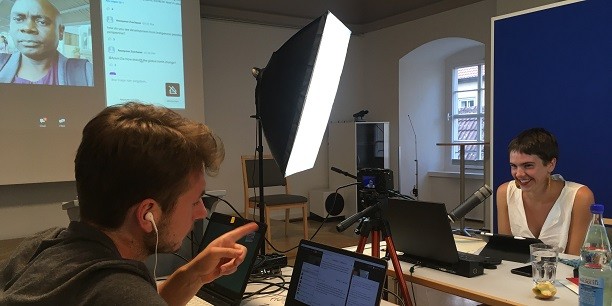 Die öffentlichen Vorträge und Podiumsdiskussionen wurden vom Chorsaal des Zinzendorfauses aus gesteuert und moderiert: Jorim Gerrard (l.) und Luca Kokol (r.) live auf Sendung. Foto: (c) Holger Lemme/EAT.