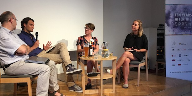 Prof. Dr. Stephan Panther (Cusanus-Hochschule), Prof. Dr. Alexander Kriwoluzky (DIW), Katharina Keil und Julia Schmid (beide Netzwerk für Plurale Ökonomik, v.l.n.r.) diskutierten über nötige Veränderungen in der akademischen Lehre. Foto: ©Holger Lemme/EAT