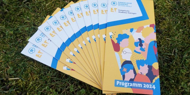 Der neue Programmflyer der beiden Ev. Akademien Thüringen und Sachsen-Anhalt. Foto: (c) Zubarik/EAT
