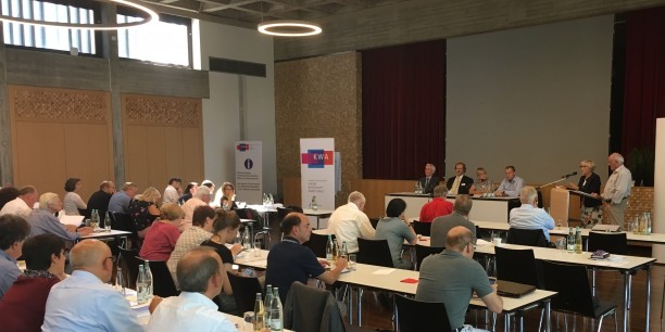 In Rastatt, wo die A-Klasse von Mercedes-Benz vom Band rollt, lud der KDA zur Diskussion über die Zukunft der Mobilität. Foto: ©Holger Lemme/EAT.