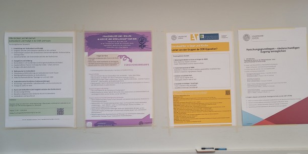 Plakate zu vier Tagungen der Forschungsstelle beim Workshop zur Perspektive der Weiterarbeit. 