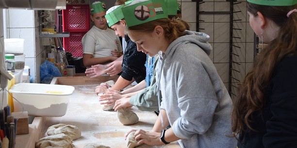 Die Konfis in Letzlingen-Solpke engagieren sich seit 2014 für die Aktion „5000 Brote“ und backen jedes Jahr aufs Neue zugunsten von Brot für die Welt. Foto: © Andreas Hoenke.