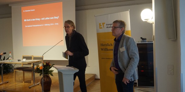 Um die Stellung der Kirche ging es im Vortrag von Dr. Sebastian Kranich mit anschließender Diskussion, die von Prof. Dr. Alf Christophersen moderiert wurde. Foto: ©EAT