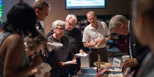 Nach dem Vortrag und dem Gottesdienst war beim gemeinsamen Kaffetrinken Zeit für Begegnung und Gespräche. Foto: ©Hanns Christian Hanebeck