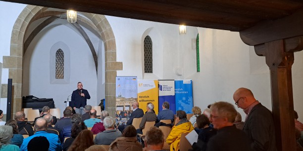 Direktor Ingo Weidig begrüßt die Gäste in der Torkirche des Hennebergischen Museums Kloster Veßra. Foto: (c) Fehlberg/EAT