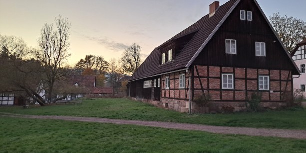 Zeugnis des Wandels der Landwirtschaft seit dem Zweiten Weltkrieg: Ein Neubauernhaus von 1948 auf dem Gelände des Hennebergischen Museums. Foto: (c) Fehlberg/EAT