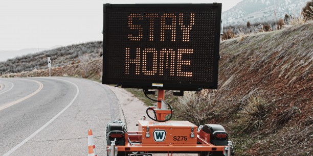 Wer es gemäß der Tätigkeiten kann, soll von zu Hause arbeiten. "Stay Home" ist aber nicht für alle möglich. Bild: logan weaver/unsplash