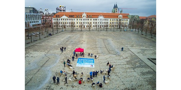 Rund 50 Menschen folgten der Einladung der Allianz für den freien Sonntag Sachsen-Anhalt und nahmen nach dem Gottesdienst gegenüber des Landtags auf Liegestühlen Platz. Foto: (c) Steffen Lehmann/Magdeburger Platte. 