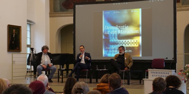 Podium moderiert von Heinz-Joachim Lohmann (Ev. Akademie zu Berlin) mit den Verfassungsschutz-Chefs Jörg Müller (Brandenburg) und Stephan J. Kramer (Thüringen) (v.l.n.r.). Foto: © Schreiter/ EAT 