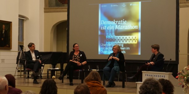 Podium moderiert von Christoph Maier (Ev. Akademie Sachsen-Anhalt) mit Annalena Schmidt (AG Kirche für Demokratie und Menschenrechte, Radebeul), Dorothea Marx (MdL Thüringen, SPD) und Katrin Rudolph (Superintendentin, Zossen) (v.l.n.r.). Foto: © Sc