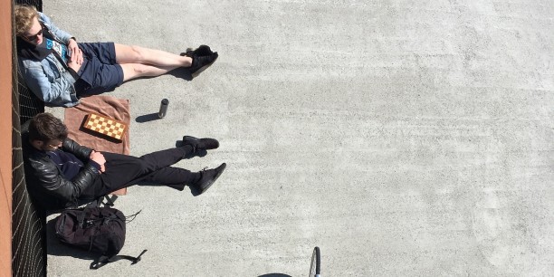 In welchen sozialen Räumen bestehen Chancen und Herausforderungen für politische Bildung? Ein Schwerpunkt der Jahreskonferenz widmete sich Fragen zum 16. Kinder- und Jugendbericht der Bundesregierung. Foto: Maria Bobrova/unsplash 