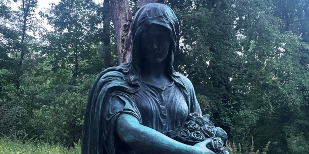Statue der Heiligen Elisabeth auf dem Elisabethplan unterhalb der Wartburg