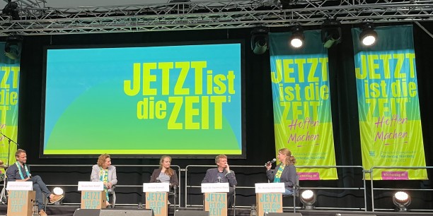 Diskutierten über den Umbau der Demokratie: Simon Strohmenger, Nicola Beer, Annika Gramoll, Prof. Dr. Hartmut Rosa und Dr. Annika Schreiter. Foto: © Rüdiger Noll