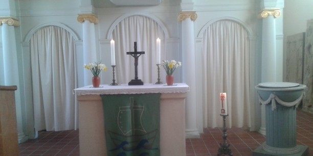 Der Altar der Dorfkirche Denstedt ist bereit für den Ostergottesdienst. Foto: © Kranich/EAT