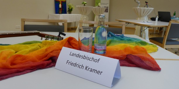 Den geistlichen Einstieg gestaltete Landesbischof Friedrich Kramer - natürlich mit musikalischer Begleitung an der Gitarre. Foto: © Annett Chemnitz / PTI