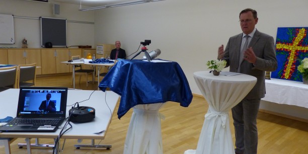 Ministerpräsident Bodo Ramelow hielt seinen Input im Zinzendorfhaus. Die Teilnehmenden hörten ihm im gesamten EKM-Gebiet an den Bildschirmen zu und stellten anschließend per Chat Fragen. Foto: © Annett Chemnitz / PTI 
