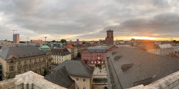 Der Blick bei Sonnenuntergang über Karlsruhe vom Turm der Stadtkirche. Foto: © Schreiter/EAT