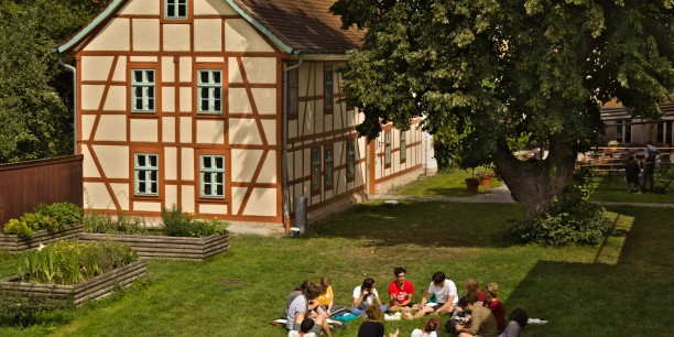 Frische Luft und Sonne - Gruppenarbeit im Sommer kann so schön sein! Workshop auf der PLUSA 2019. Foto: ©Privat/Hannah Beck