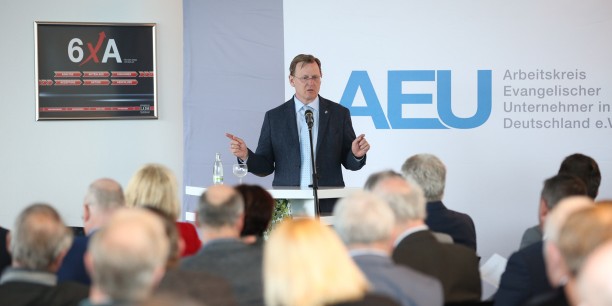 Ministerpräsident Bodo Ramelow sprach zu den über 70 Gästen aus Wirtschaft, Politik und Kirche, die in Gera zusammengekommen waren. Foto: ©René Löffler