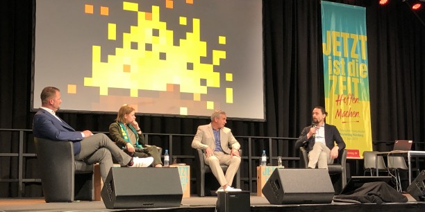 Am Lagerfeuer sprachen Jan Witza, Lilly Blaudszun, Wladimir Kaminer und Neven Subotic über das Dilemma von Freiheit und Zusammenhalt. Foto: © Schreiter/EAT