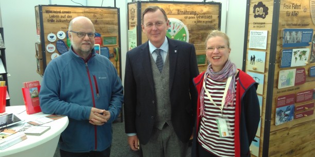 Prominenter Besuch am Stand von EKM und Bistum Erfurt: Bodo Ramelow nahm sich Zeit für Gespräche. Li: Thomas Kappe vom Bistum Erfurt, re: Sabine Zubarik von der EAT. Foto: © EAT