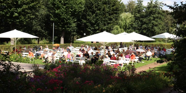 Über 100 Personen hatten sich bei schönstem Sommerwetter im Kurpark versammelt, um mehr über Heinrich Heine zu erfahren. Foto: © Wuttke/EAT