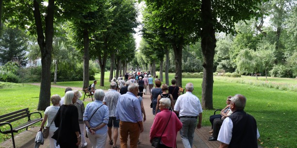 Anschließend an die Lesung führte Christian Stützer das Publikum an bedeutende Orte jüdischer Vergangenheit in Heiligenstadt. Foto: © Wuttke/EAT