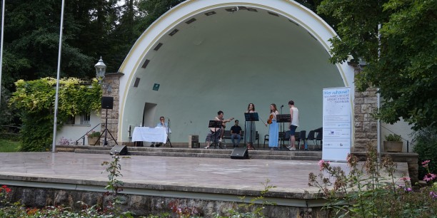 In der Konzertmuschel wechselten sich die musikalischen Beiträge der KARINA-Band mit den von Hubert Schirneck gelesenen Texten und Gedichten stimmungsvoll ab. Foto: © Zubarik/EAT