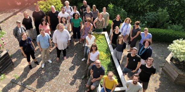 Die Mitglieder der Ev. Trägergruppe für gesellschaftspolitische Jugendbildung im "Garten der Stille" des Hauses "Sibrand Siegert" in Güstrow. Foto: © Liebtrau/et