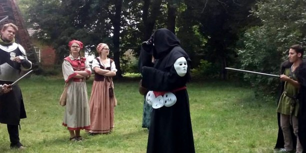 Wie ist mit Fremdheit umzugehen? Spielende umringen das "fremde Wesen". Foto: (c) Tobias Thiel