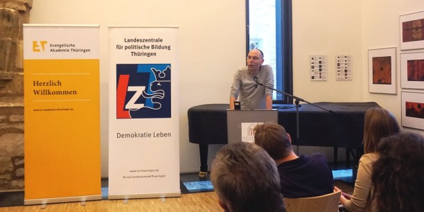 Stephan Lessenich analysierte die Externalisierungsgesellschaft: Der Reichtum der Länder des Nordens seien mit der Armut im globalen Süden eng verflochten. Und alle, die davon profitierten, seien auch dafür verantwortlich. Foto: © Leni Kästner/EAT