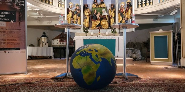 In der St. Petri-Kirche Wandersleben vor Beginn des Diskussionsabends zum „Umgang mit dem kolonialen Erbe“. Foto: (c) Kranich/EAT