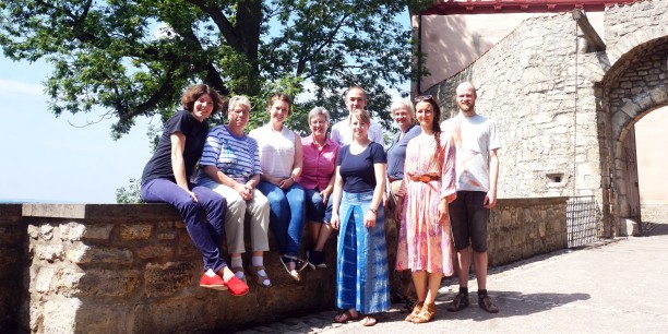 Das Team der Evangelischen Akademie Thüringen vor der Burg Bodenstein. Foto: ©Désirée Reuther/ EAT