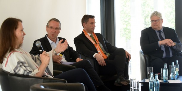 Akademiedirektor Prof. Dr. Michael Haspel und Martin Dulig (zweiter v.r.), Sächsischer Staatsminister für Wirtschaft, Arbeit und Verkehr auf einem Podium während des Leipziger Kirchentages. Foto: Olaf Schmidt 