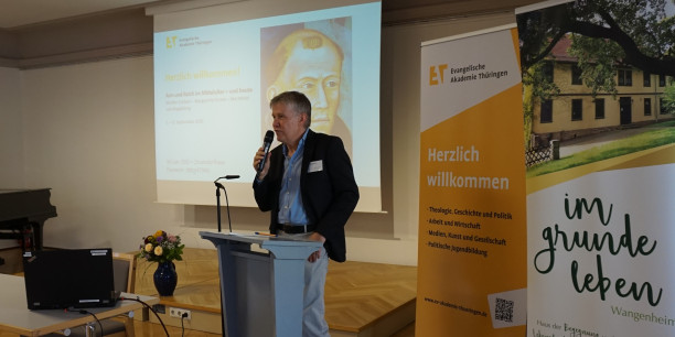 Dr. Sebastian Kranich eröffnet die Tagung | Foto: Copyright EAT/Zubarik