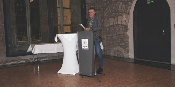 Dr. Sebastian Kranich eröffnet die Veranstaltung mit einem Gedicht. (c) Ulrike Wollenhaupt-Schmidt