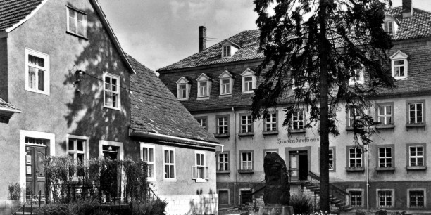 1991 nahm die Akademie ihre Arbeit im Zinzendorfhaus auf. Das Zinzendorfhaus war bis dahin ein Rüstzeitheim der Evangelisch-Lutherischen Kirche Thüringens - nun fanden dort auch Akademieveranstaltungen statt. 