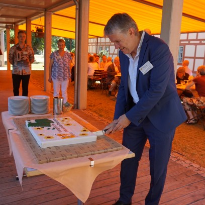 Akademiedirektor Sebastian Kranich schneidet die Geburtstagstorte der 75-jährigen EAT an. Foto: © Zubarik/EAT